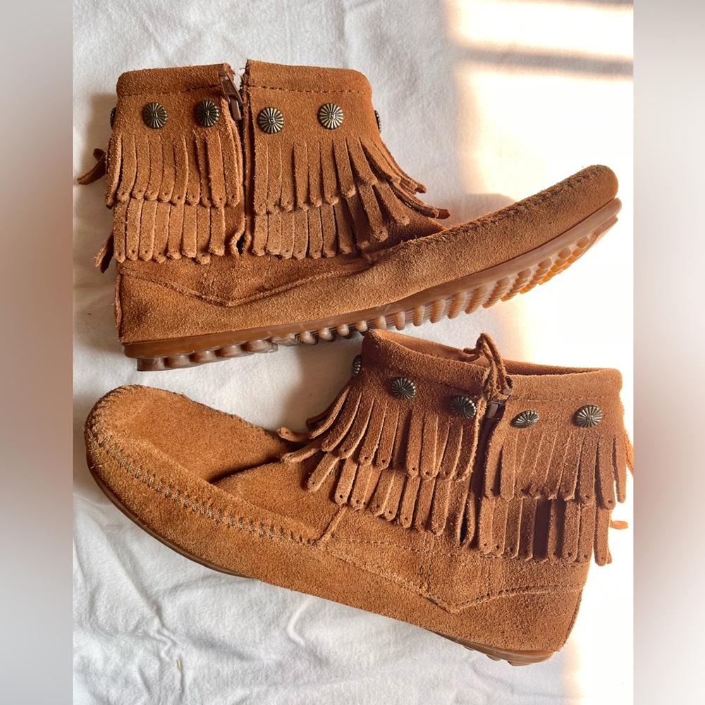 Minnetonka Double Fringe Suede Boots Booties size 7 Zip-Up Studded